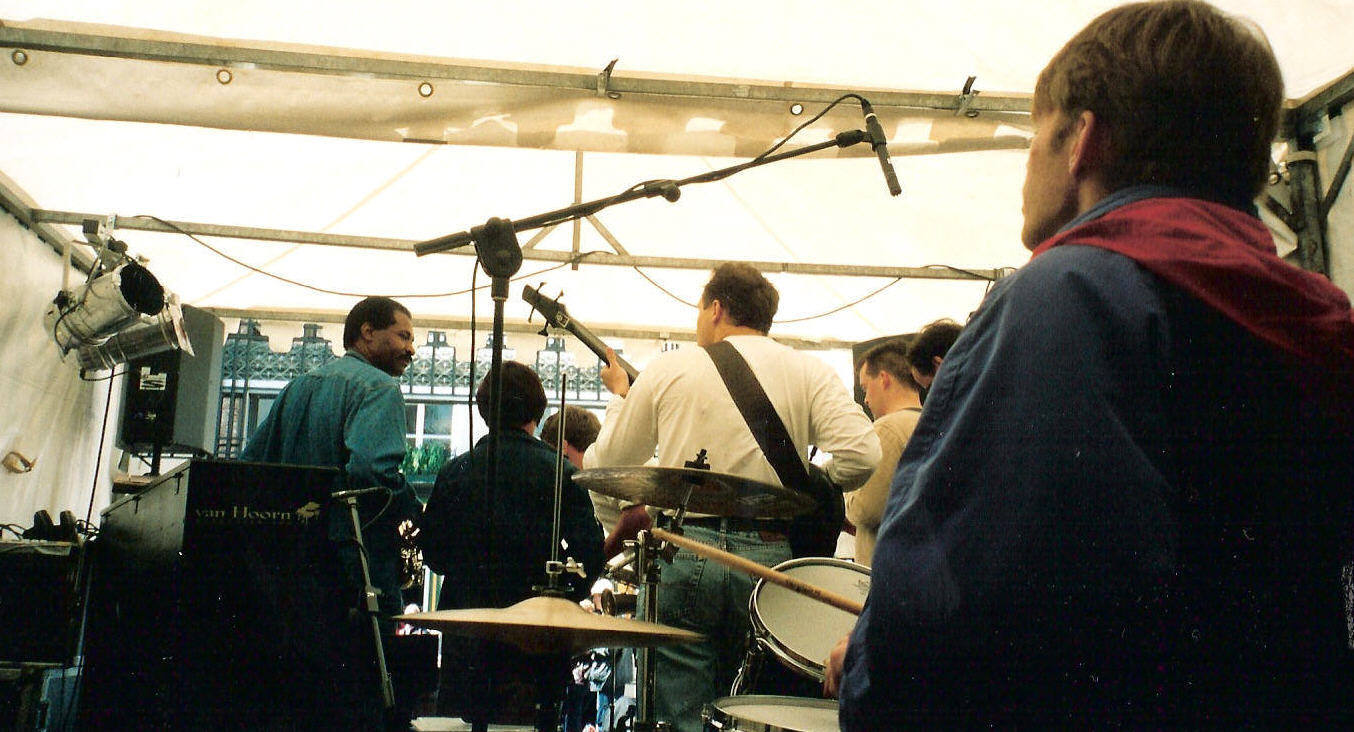 Spelend met veel wind in een tent met Jazz in Duketown, 2000.